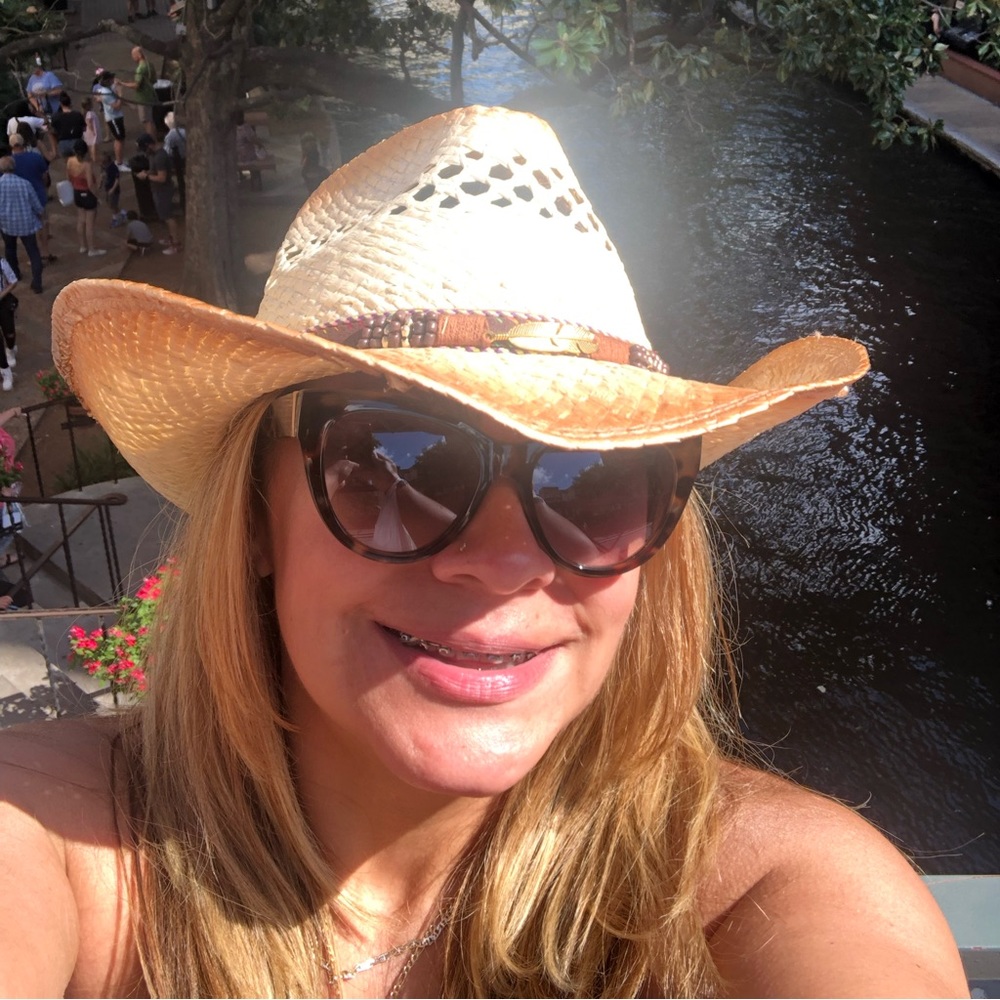 Meet your Posher, Rena